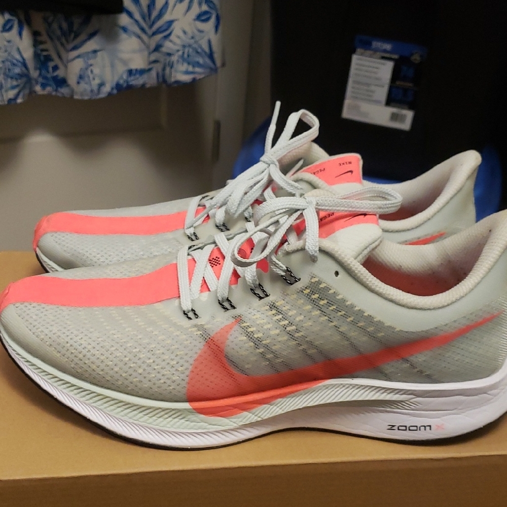 Nike Athletic Shoes in Gray and Athletic Shoes in Gray and Pink  9.5M Or 11W